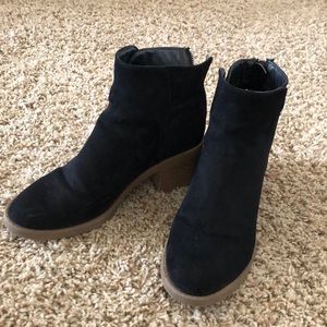 Black heeled boots